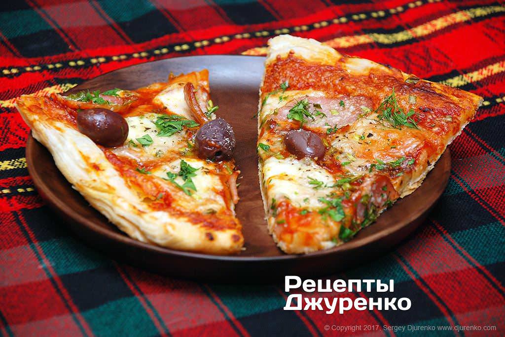 Пицца на дрожжевом тесте с колбасой и помидором