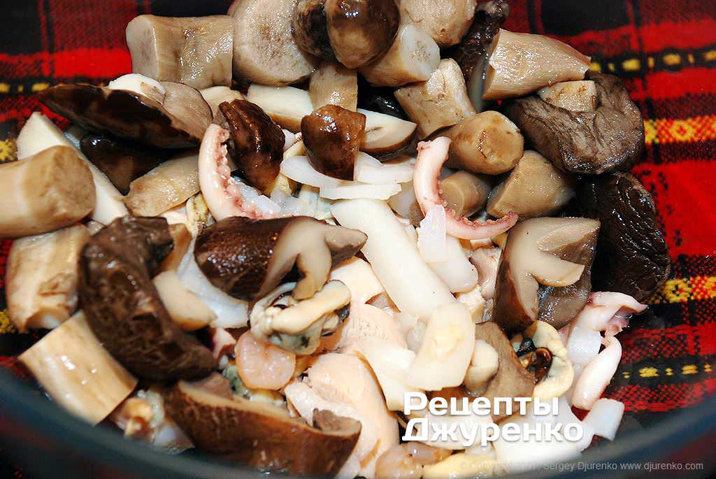 Добавить грибы и морепродукты.