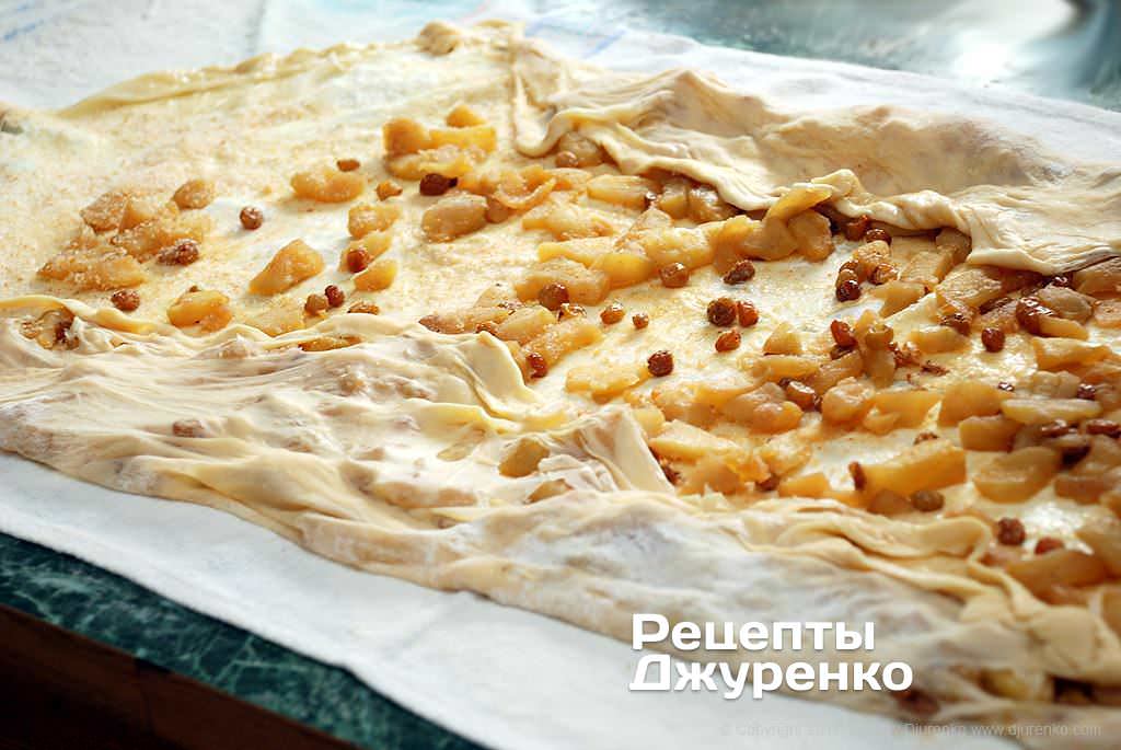 Подвернуть края теста.