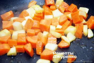 Обжарить в масле пастернак и морковку.