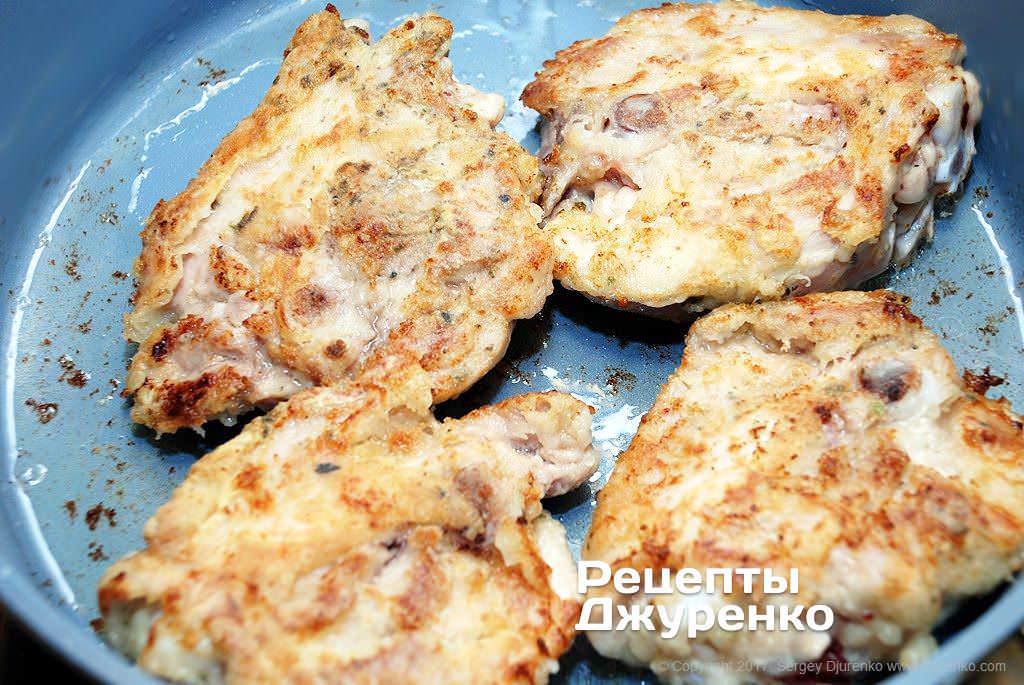 Обжаривать куриное мясо.