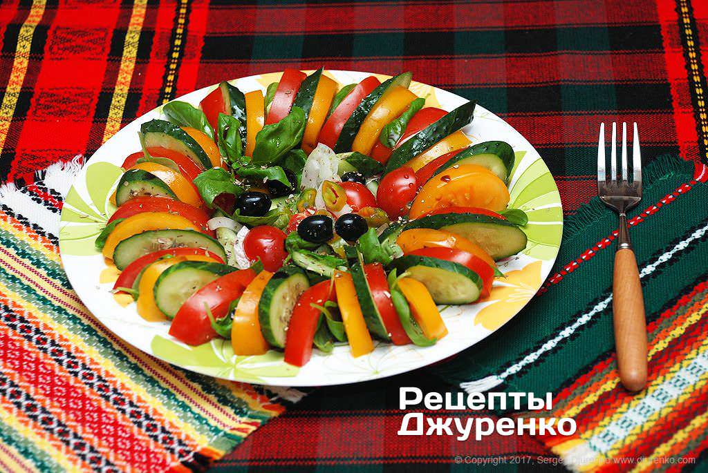 Овощной салат из помидоров, огурцов, перца и кукурузы. Рецепт с фото