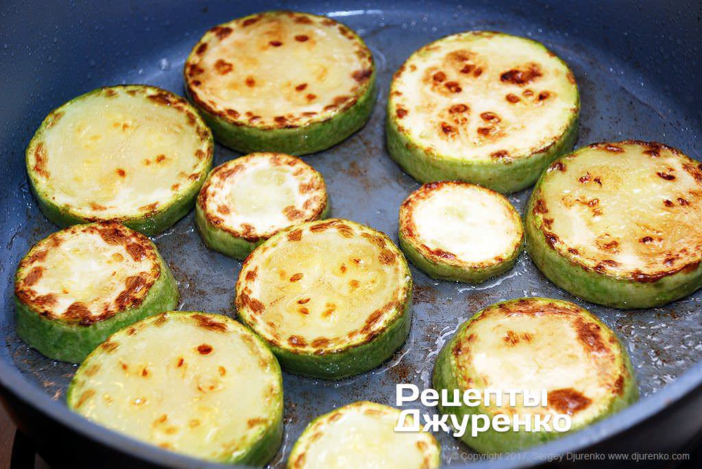 Как вкусно пожарить кабачки на сковороде кружочками. Пассированные кабачки. Жареные кабачки кружочками. Кружочки из кабачка. Кабачки с сыром кружочками.