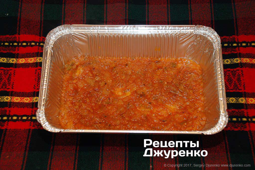 Налити соус в форму.
