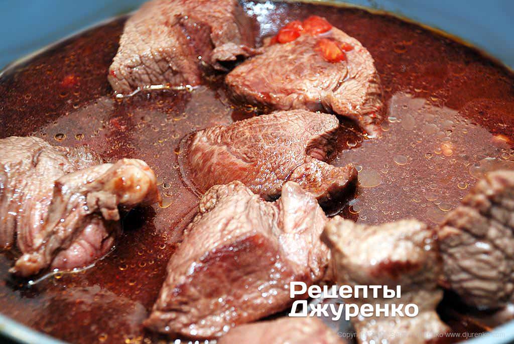 Говядина кусочками на сковороде сочная и мягкая. Мясо тушится на сковороде. Брезирование мяса. Мясо тушеное крупным куском. Говядина тушеная на сковороде крупным куском.