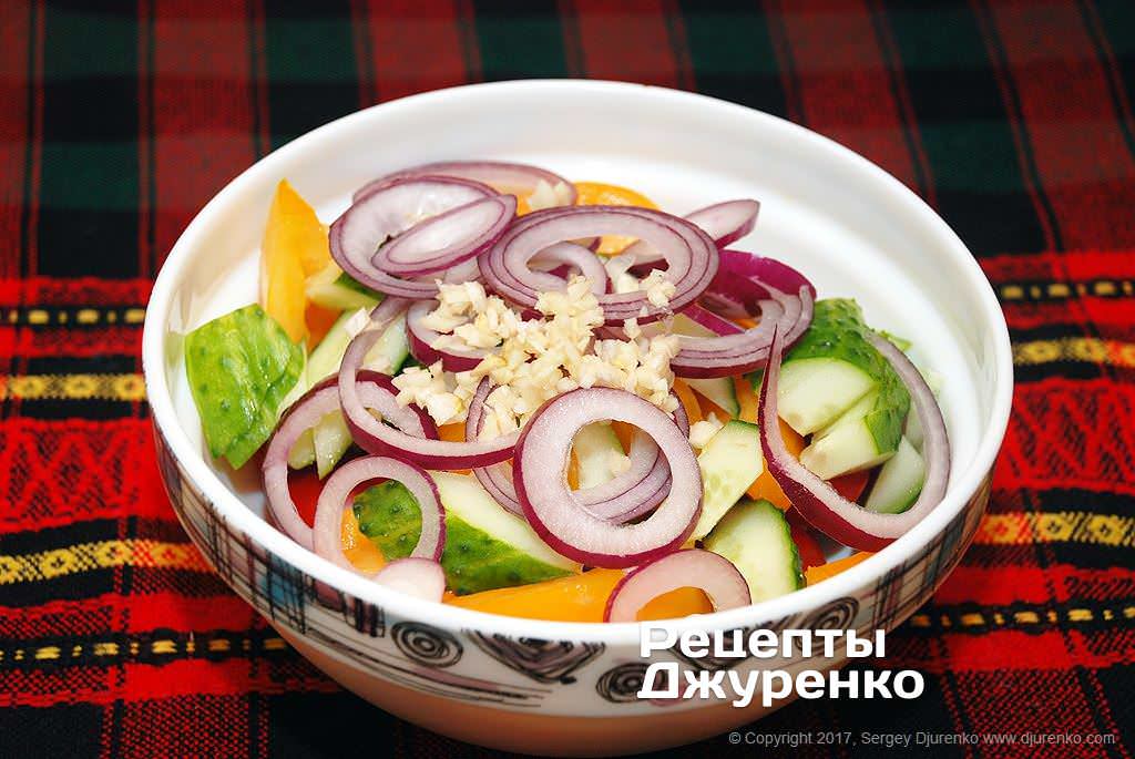 Добавить лук и чеснок.