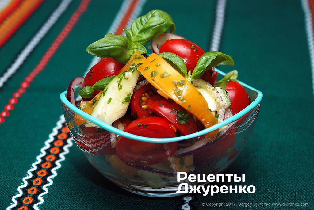 Салат с копчёной курицей, сыром, помидорами и огурцами