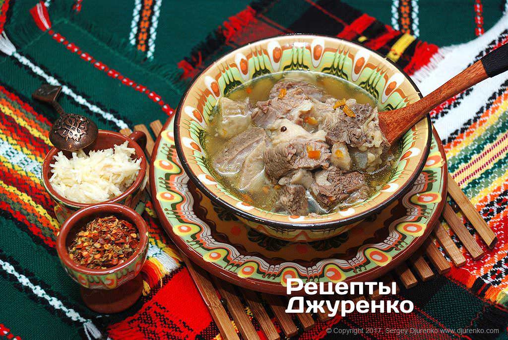 Залить мясо бульоном.