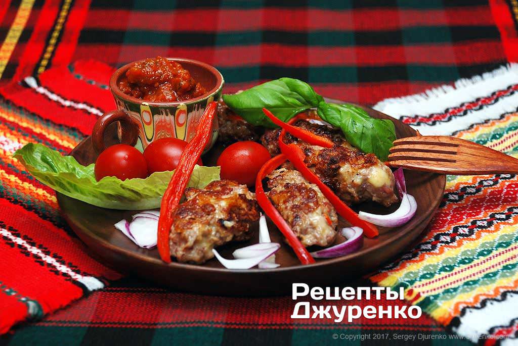 Выложить мясо и гарнир.