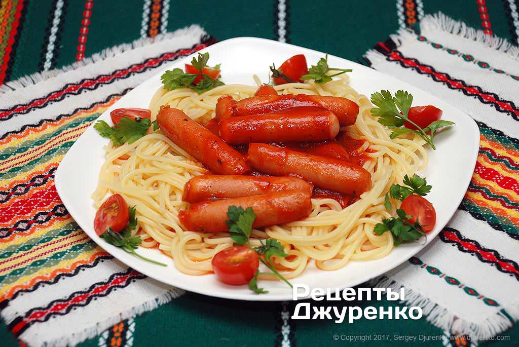 Паста з соусом і сосисками.