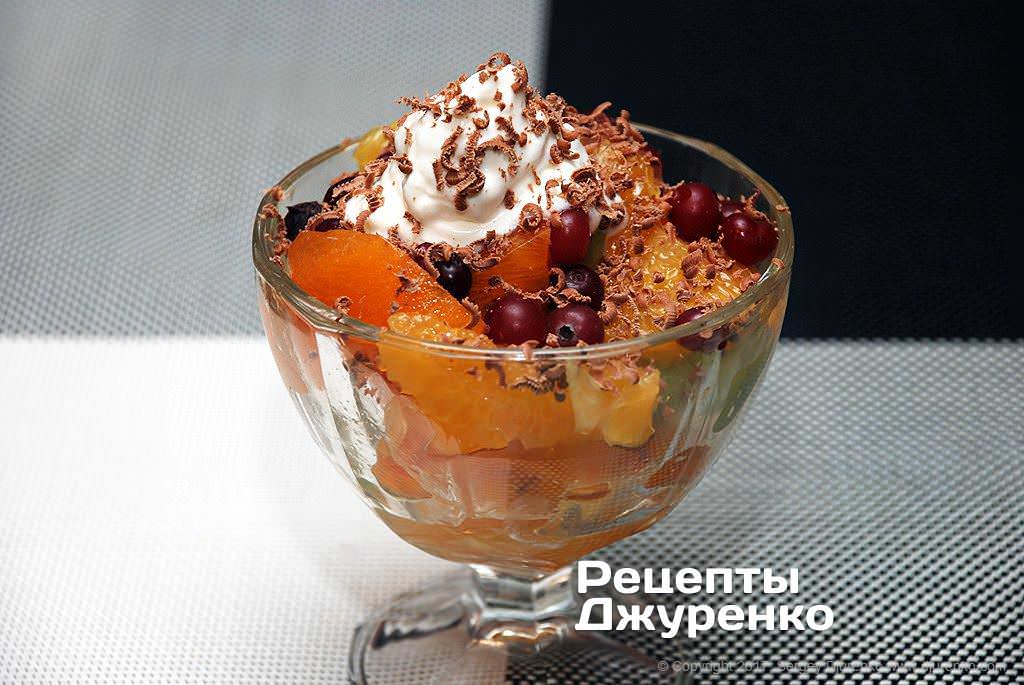 Готова страва Десерт з хурми — фруктовий салат з добавкою ківі і апельсина