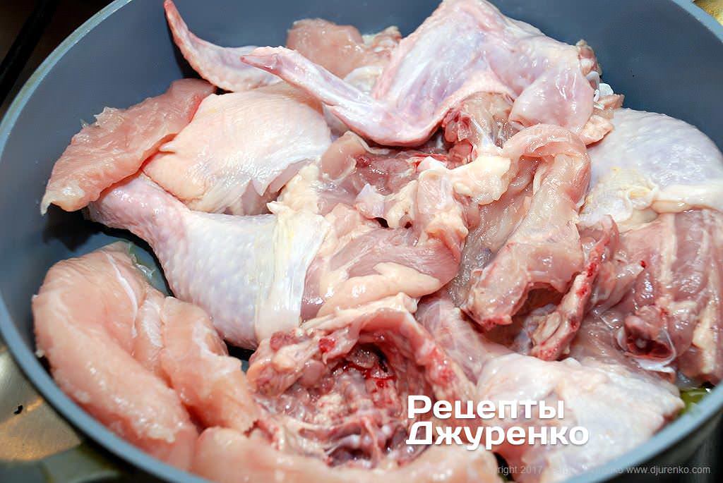 Курица разрубленная на части.