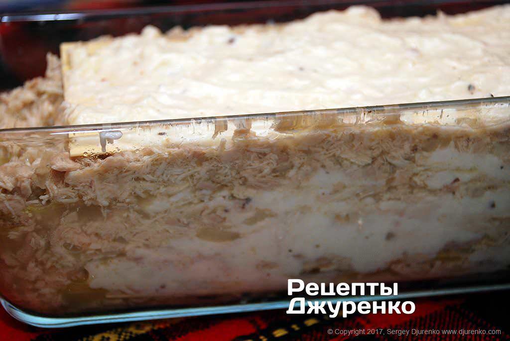 Переложенная слоями лазанья начинкой из курицы.