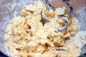 Открытый пирог кростата рецепт. crostata 03. Открытый пирог кростата рецепт фото. Открытый пирог кростата рецепт-crostata 03. картинка Открытый пирог кростата рецепт. картинка crostata 03. Кростата — это простой пирог из тонкого песочного теста, который готовят итальянцы. Его начинкой может быть джем, фрукты, сливочный сыр или нутелла. Сверху на нем обязательно делается сеточка из тонких полосок теста. Для приготовления выпечки используется круглая форма с ребристыми или зубчатыми бортами. Далее рассмотрим основные принципы приготовления пирога и самые популярные рецепты, пригодные для использования в домашних условиях.