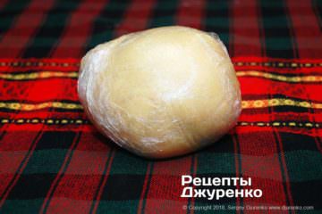 Открытый пирог кростата рецепт. crostata 06. Открытый пирог кростата рецепт фото. Открытый пирог кростата рецепт-crostata 06. картинка Открытый пирог кростата рецепт. картинка crostata 06. Кростата — это простой пирог из тонкого песочного теста, который готовят итальянцы. Его начинкой может быть джем, фрукты, сливочный сыр или нутелла. Сверху на нем обязательно делается сеточка из тонких полосок теста. Для приготовления выпечки используется круглая форма с ребристыми или зубчатыми бортами. Далее рассмотрим основные принципы приготовления пирога и самые популярные рецепты, пригодные для использования в домашних условиях.