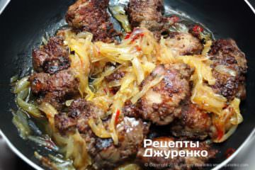 Печень с соусом из лука.