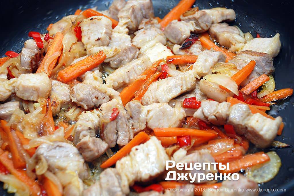 Обжаренные овощи и мясо.