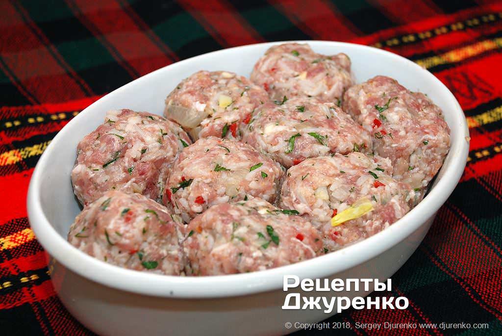 Сформировать мясные шарики.