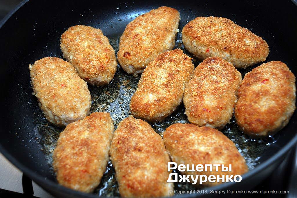 Котлеты из рыбного фарша классические на сковороде. Жареные котлеты. Котлеты мясные жареные. Котлеты на сковородке. Жареные котлеты на сковороде.