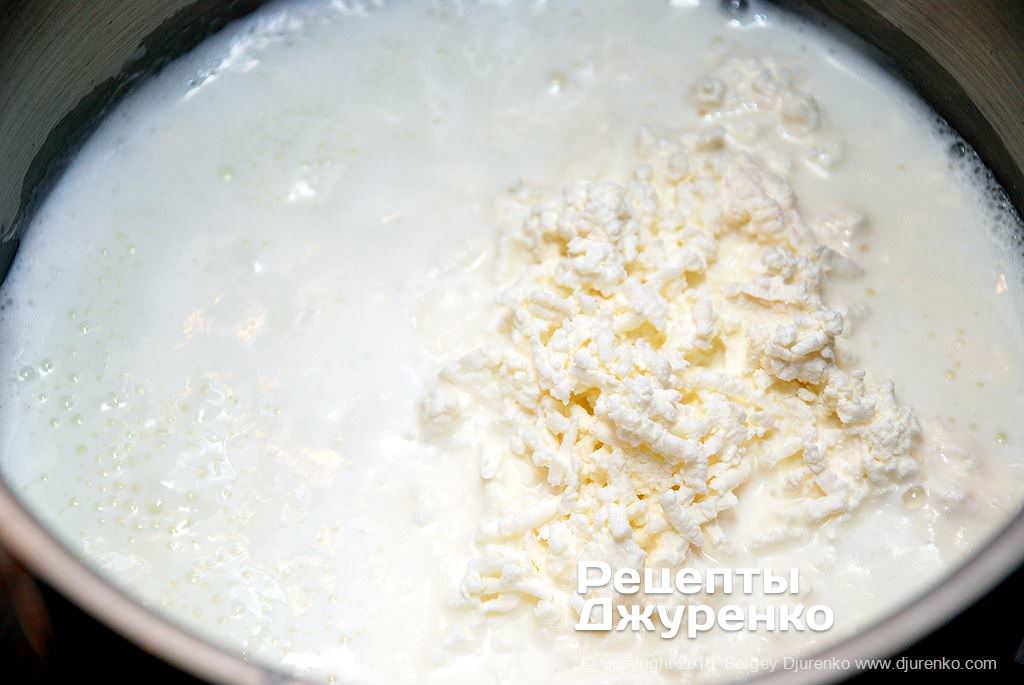 Розчинити сир в молоці.