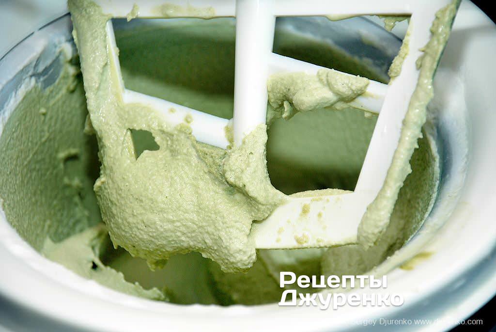 Приготовление зеленого мороженого.