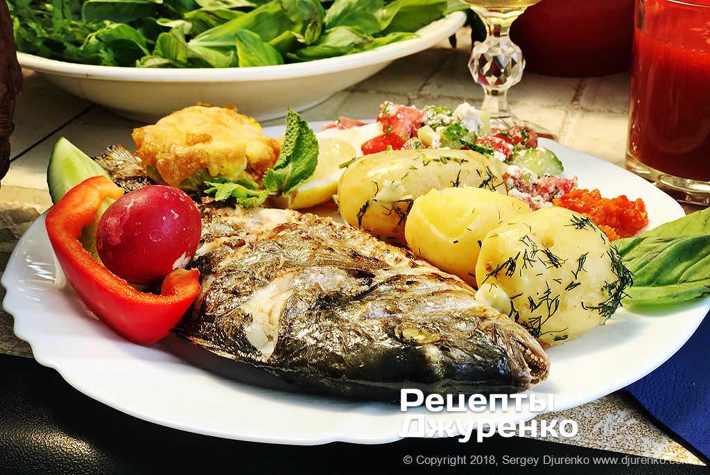  Готова страва Дорадо на мангалі — смачна морська риба приготована на гарячих вуглях. 