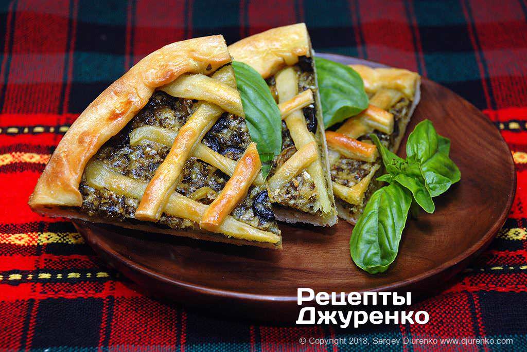 Готова страва Фокачча з сиром — закритий пиріг або хліб з начинкою