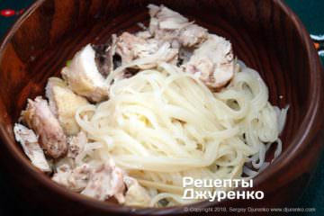 Разложить нарезанную курицу.