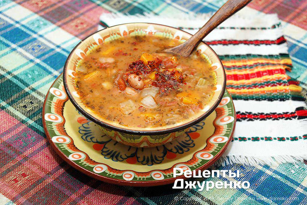 Готова страва Бобова чорба — густий болгарський овочевий суп з квасолею