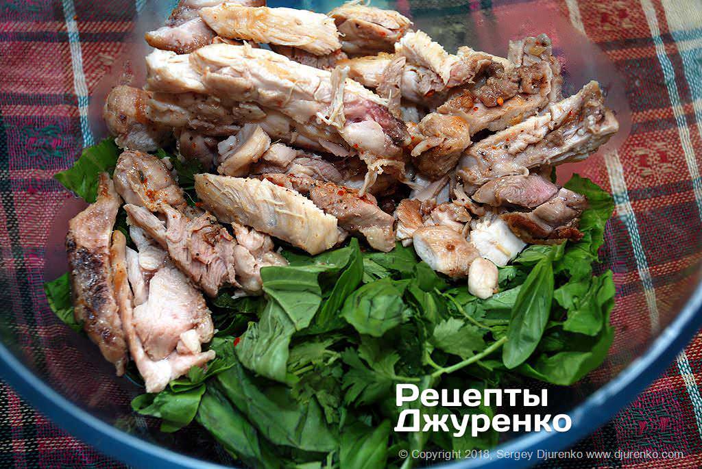 Нарезанная курица.