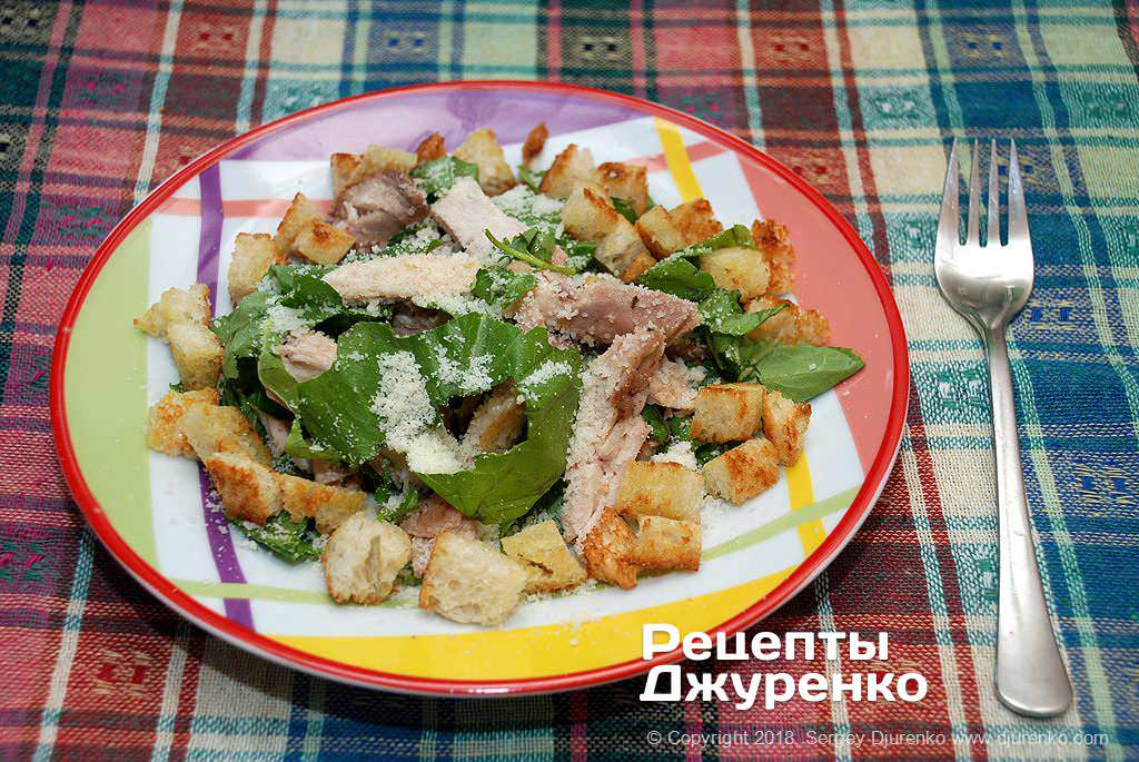 салат Цезарь с жареной курицей