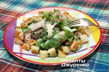 Салат Цезарь с жареной курицей