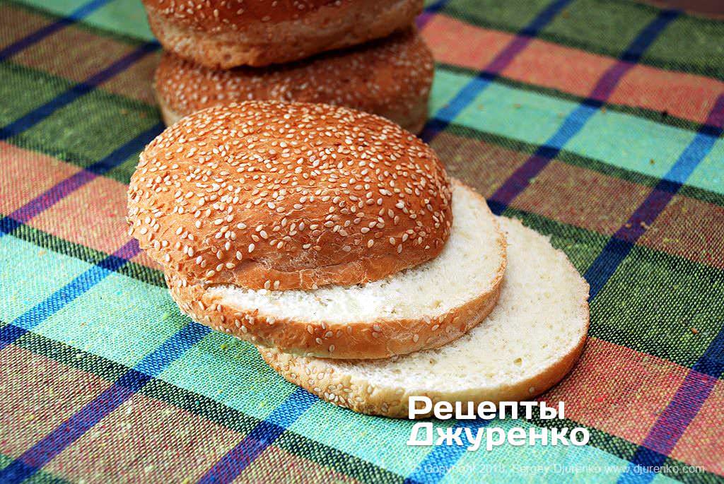 Разрезанная булочка для гамбургера.
