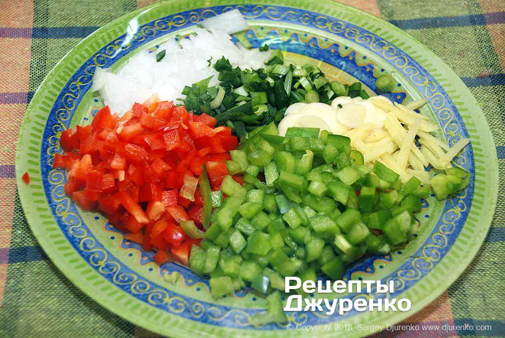 Овочі нарізані для соусу.
