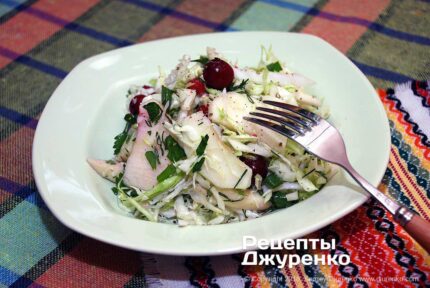 Салат из капусты с яблоком