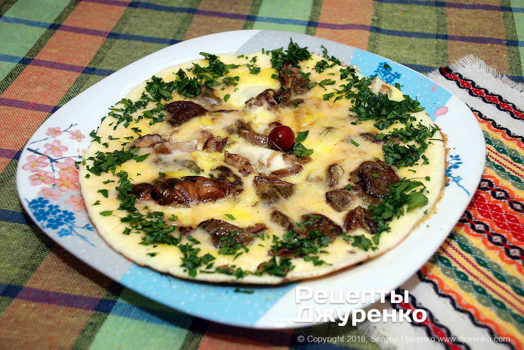 Фото рецепта: Яєчня-бовтанка з білими грибами і смаженою в маслі цибулею