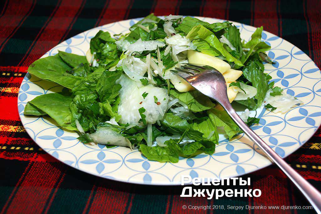 Салат из капусты кольраби с листьями ромен 