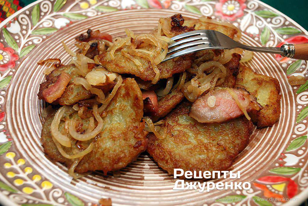 Готова страва Картопляні драники - смачні смажані та запечені зі шкварками млинці