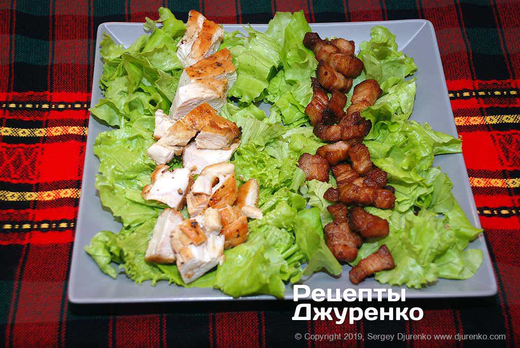 Бекон и жаренная курица.