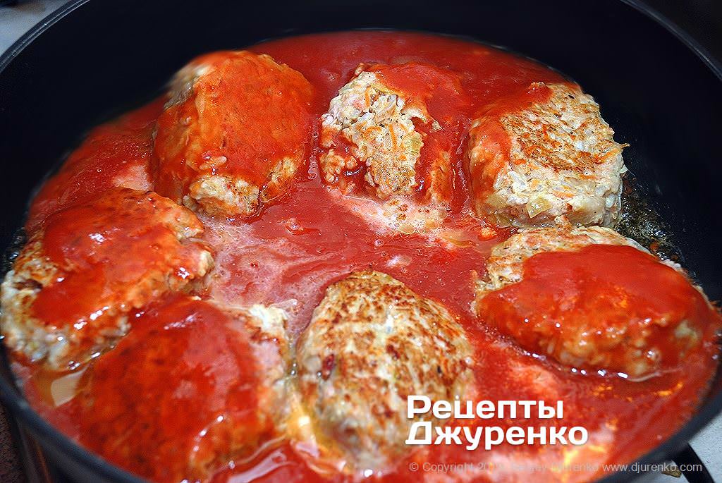 Тушкувати голубці в соусі.