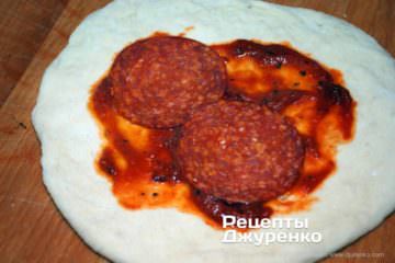 Omáčka a klobása.