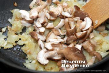 Лук с грибами.