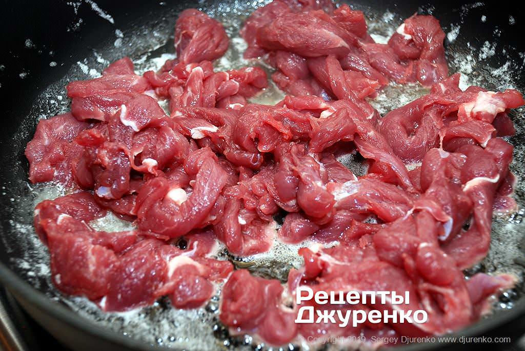 Жарить мясо в жире.