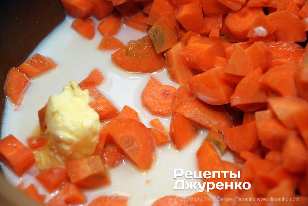 Отварить морковку до готовности.