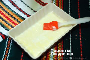 Тесто промазать маслом.