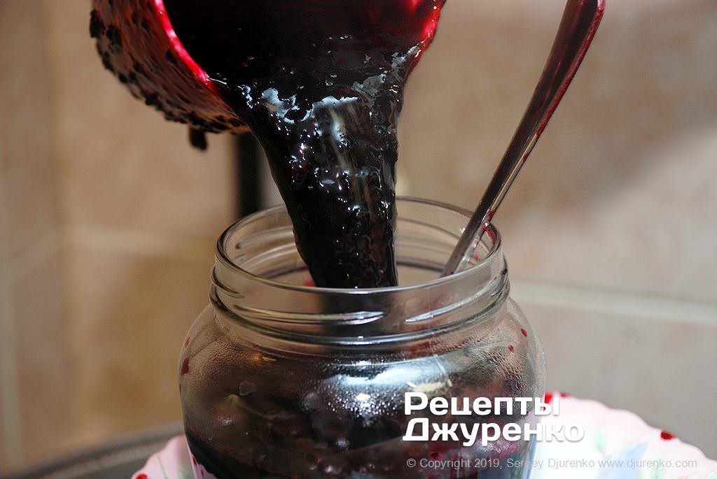 Pour hot jam into sterilized jars.