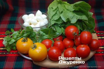 Сыр и овощи для салата.