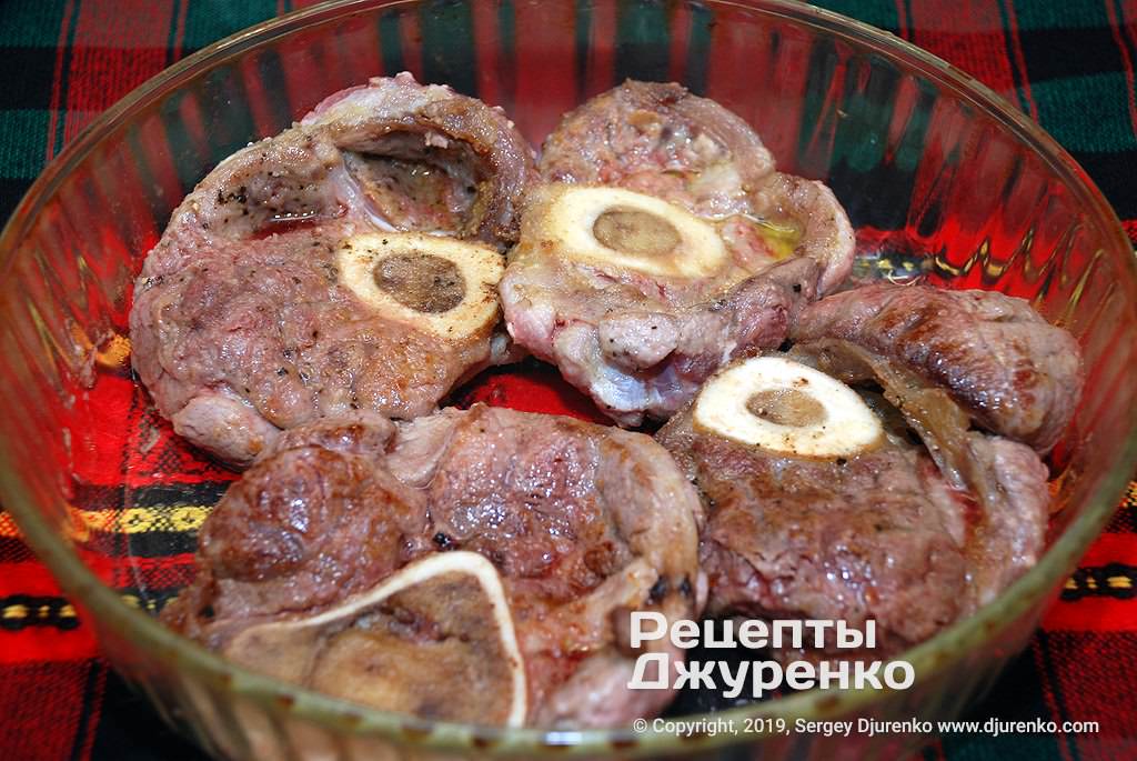 Сложить обжаренное мясо в форму для запекания.