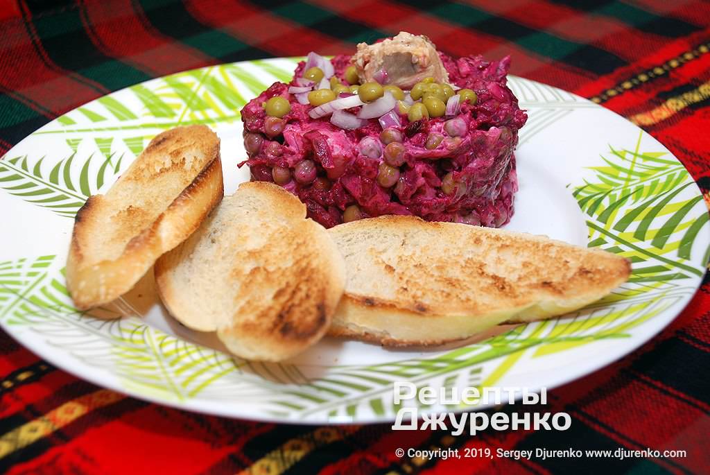 Салат с рыбными консервами