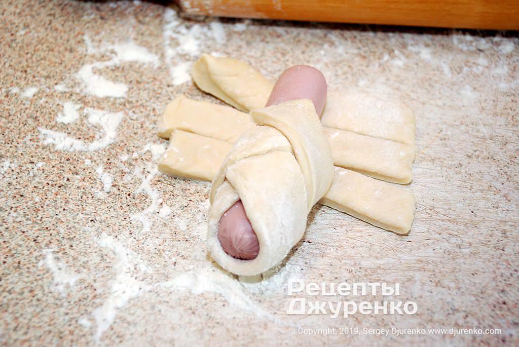 Заворачивание колбаски в тесто.